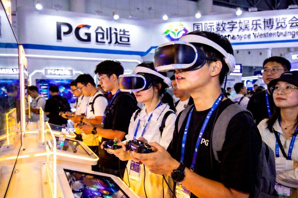 PG创造参加国际数字娱乐博览会 - 展台前参观者体验最新产品